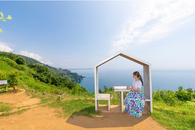 東海ウォーカー2021年９月号は、夏の終わりにぴったりの涼景ドライブや大人気のコストコを大特集！表紙＆グラビアインタビューには七五三掛 龍也さん（Travis Japan/ジャニーズJr.）が登場！のサブ画像2_静岡県熱海のアカオハーブ＆ローズガーデン。海と空の美しさを堪能できる。施設内は映えスポットも多数
