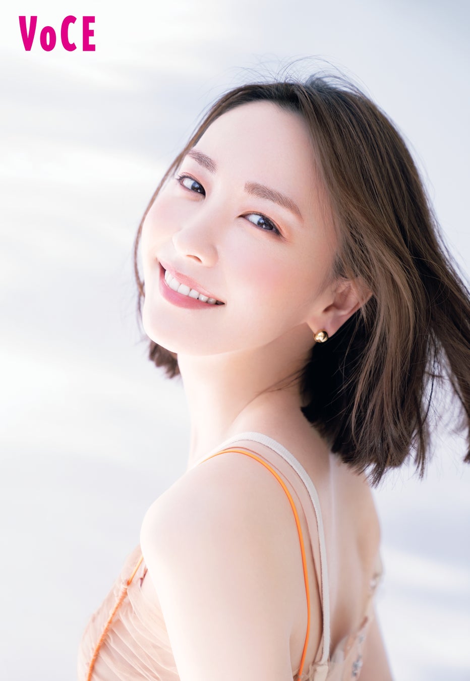 VOCE8月号表紙に美しすぎる新垣結衣が登場！　2022上半期ベストコスメ発表も！のサブ画像1
