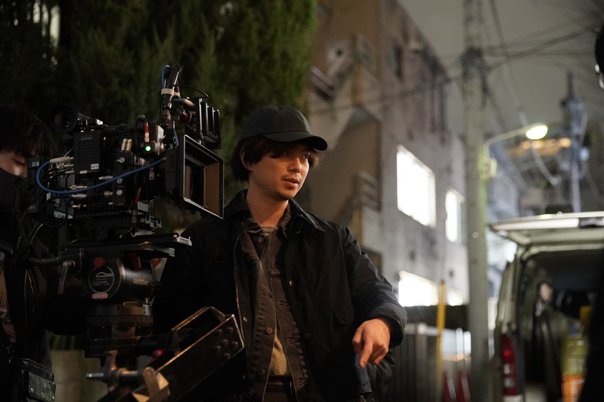 加藤シゲアキが初の監督に挑戦！自ら原作＆脚本＆主演を務めるショートフィルム『渋谷と１と０と』が2022年秋配信スタート！のサブ画像1_監督業に挑戦する加藤シゲアキさん／©KADOKAWA