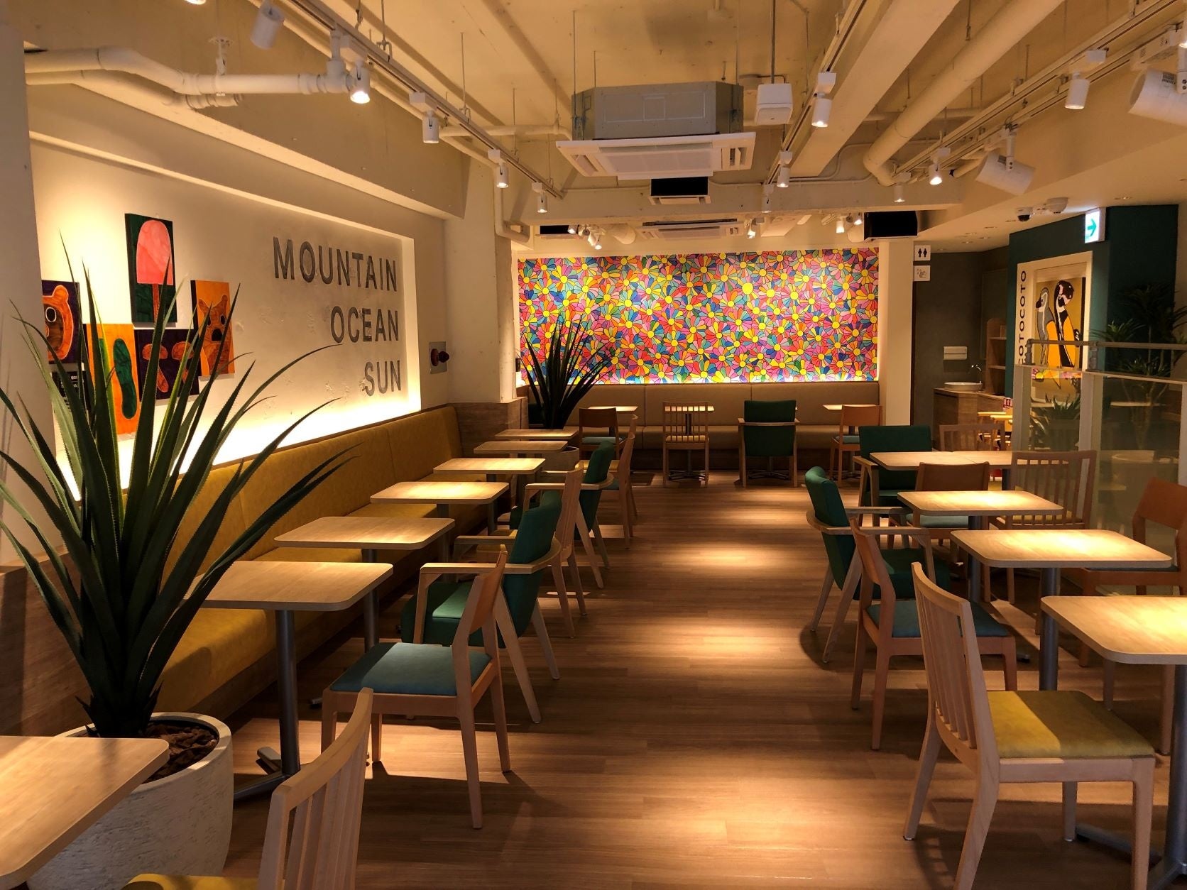 持続可能な社会づくりへの取り組みを発信するフラッグシップ店舗モスバーガー原宿表参道店に分身ロボット「OriHime」を導入のサブ画像4_（原宿表参道店内観）