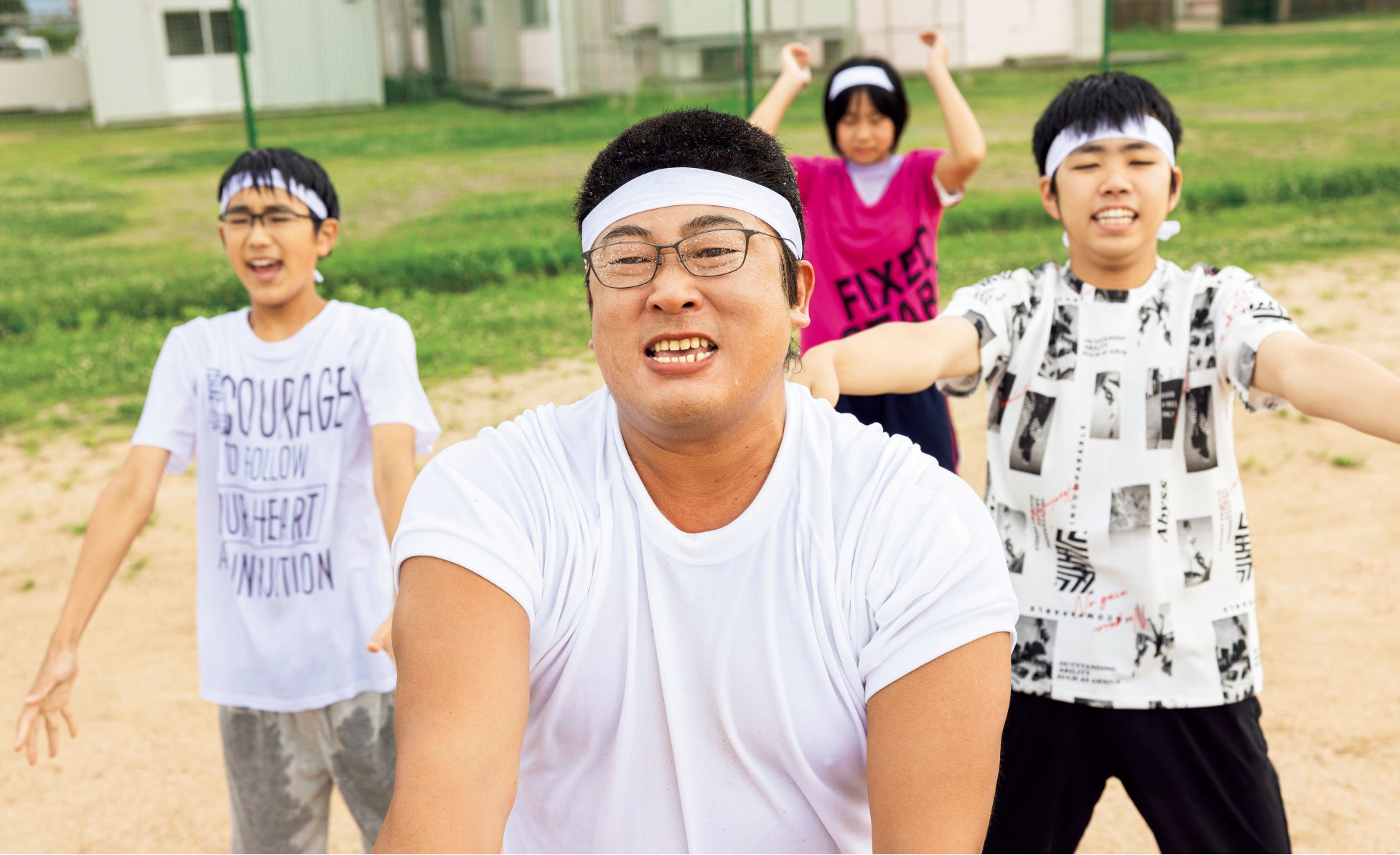 「月刊ザテレビジョン」 １０月号はジャニーズ、ＴＨＥ ＲＡＭＰＡＧＥほかイケメン祭り！ロバート秋山 「クリエイターズ・ファイル」 連載では、秋山が鳥取市に住む中学生「ぼっちん君」に変身！？のサブ画像2_ぼっちん君は暑苦しいほどの応援への情熱を持ち、感極まるとすぐに号泣。学校ではちょっと浮いているきらいもある。  撮影＝浅田政志／（Ⅽ）クリエイターズ・ファイル