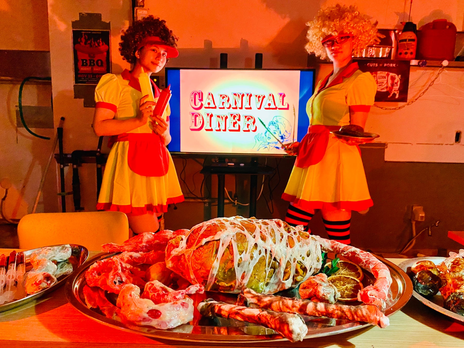 これは本当にお化け屋敷なのか？？ハロウィンロスの皆様へ『ビショック-カニバルダイナー』クリスマスシーズンに再び恐怖のコースメニュー公開のサブ画像1_ジョナと美食の数々