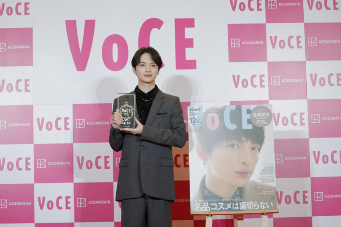 【速報】Kis-My-Ft2 玉森裕太 『VOCE』が選ぶ「2022年 最も美しい人」受賞！　贈賞式に艶やかなグレーのスーツ姿で登場。「受賞はドッキリかと思った」のメイン画像