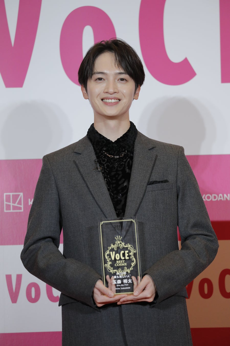 【速報】Kis-My-Ft2 玉森裕太 『VOCE』が選ぶ「2022年 最も美しい人」受賞！　贈賞式に艶やかなグレーのスーツ姿で登場。「受賞はドッキリかと思った」のサブ画像3