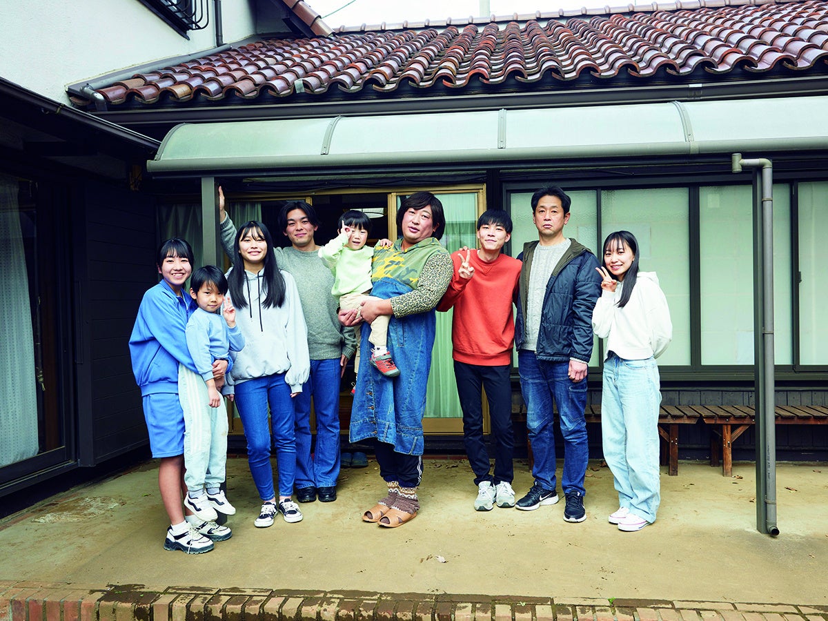 月刊ザテレビジョン4月号は、永瀬廉＆髙橋海人の巻頭リンクグラビアに注目！　ジャニーズWEST／なにわ男子／Aぇ! groupと関西ジャニーズも大集合のサブ画像2_↑ 皆が日常的に 障子を破りまくり、皆が日常的に骨折をしまくるという壮絶な熊手家の生活にテレビ番組が密着する。撮影＝森山将人／（Ⅽ）クリエイターズ・ファイル