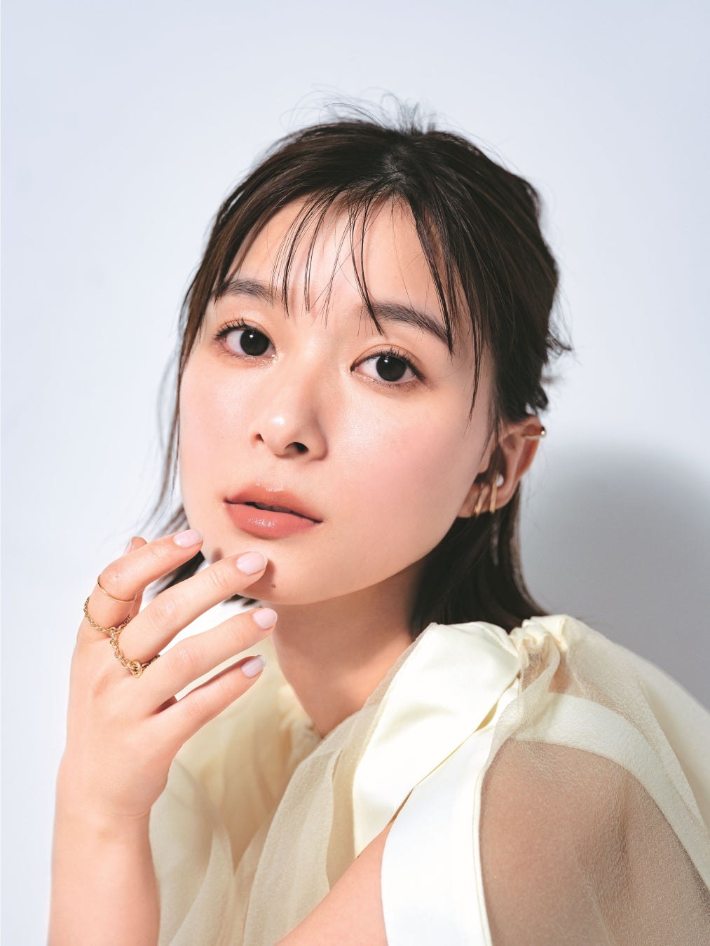 芳根京子、美容誌表紙で美容のプロも大絶賛！ 毛穴レスツルピカ美肌のサブ画像2_透明美肌を撮り下ろし。「手をかけた分、肌は応えてくれるからそれが嬉しい！」