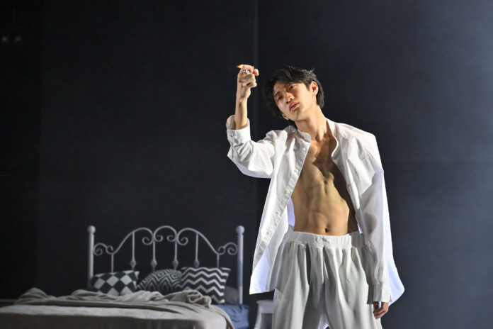 ドイツ家族劇 2作品同時上演決定！！川﨑星輝（少年忍者／ジャニーズJr.）　舞台初主演！『火の顔／アンティゴネ』、「火の顔」、本日開幕のメイン画像