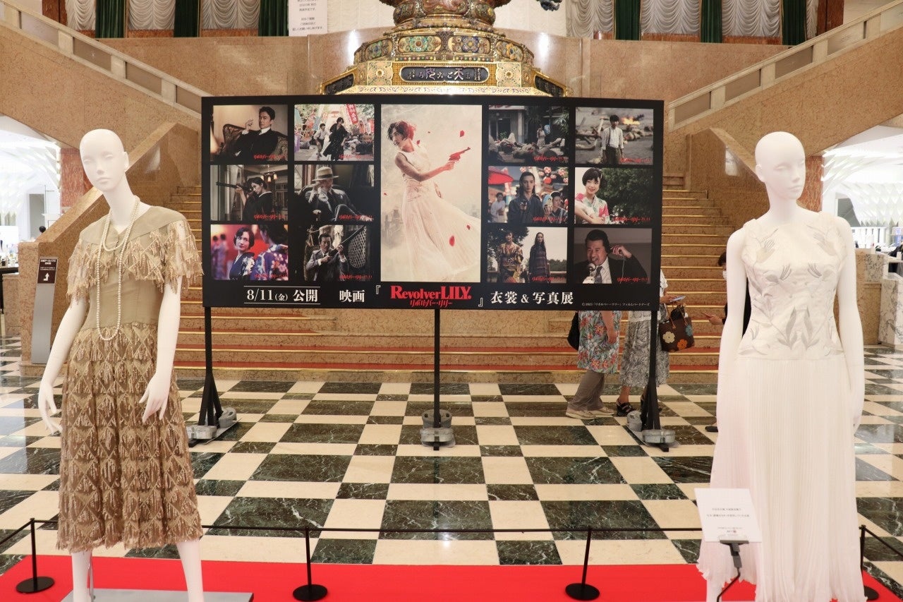 綾瀬はるか主演 映画『リボルバー・リリー』衣裳＆写真展　銀座でも開催のサブ画像1_※写真は日本橋三越本店の模様